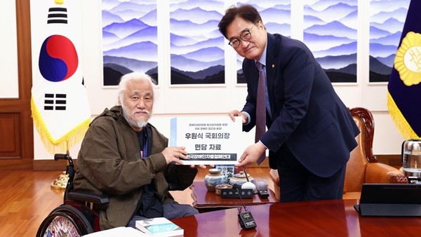 우원식 국회의장이 19일 서울 여의도 국회의장 집무실에서 박경석 전국장애인차별철폐연대(전장연) 상임대표와 만나 장애인 권리 보장 방안을 논의하고 있다. / 사진 = 국회의장실 제공