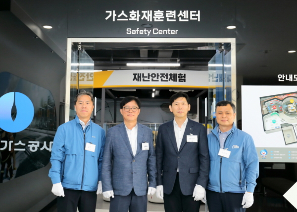 한국가스공사는 지난 21일 평택 LNG기지에있는 가스화재훈련센터에서 김환용 가스공사 안전기술부사장(왼쪽에서 두번째) 등 관계자들이 참석한 가운데 실내 체험관 개관식을 진행했다. / 사진 = 한국가스공사  제공