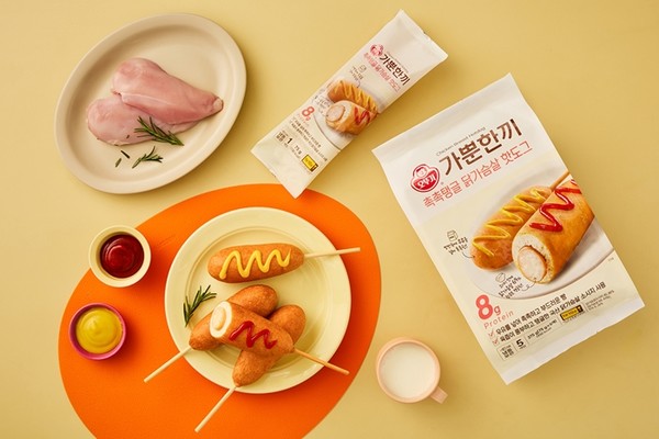 오뚜기 '가뿐한끼 촉촉탱글 닭가슴살 핫도그' 출시. / 사진 = 오뚜기 제공