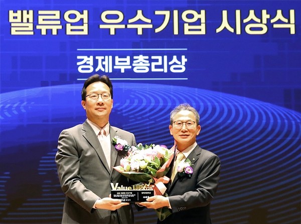 27일 서울 여의도 한국거래소에서 열린 밸류업 우수기업 시상식에서 양종희 KB금융그룹 회장(오른쪽)과 김범석 기획재정부 장관 직무대행 제1차관(왼쪽)이 기념 촬영을 하고 있다. / 사진 = KB금융 제공