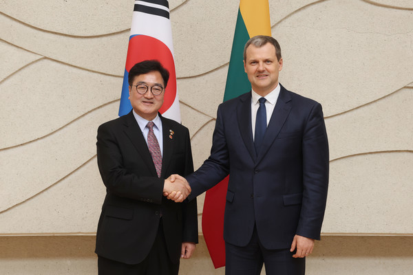 우원식 의장이 사울리스 스크베르넬리스 리투아니아 국회의장과 기념촬영을 하고 있다.      사진/국회의장 공보수석실