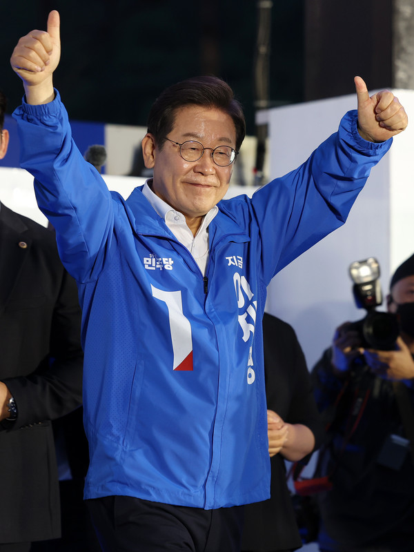 이재명 더불어민주당 대선후보가 지난 29일 오후 관악구 관악산으뜸공원에서 열린 유세를 마친 뒤 시민들을 향해 인사하고 있다.     사진/뉴시스