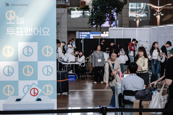 제21대 대통령 선거 사전투표 마지막 날인 30일 인천국제공항 제1터미널 출국장에 설치된 사전투표소를 찾은 유권자들이 투표를 하고 있다.    사진/뉴시스