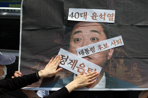 한국대학생진보연합 회원들이 지난 29일 서울 여의도 개혁신당 당사가 위치한 건물 앞에서 열린 '대국민 언어 성폭력한 이준석 대선 후보 사퇴 촉구 대학생 긴급 기자회견'에서 퍼포먼스를 하고 있다.    사진/뉴시스