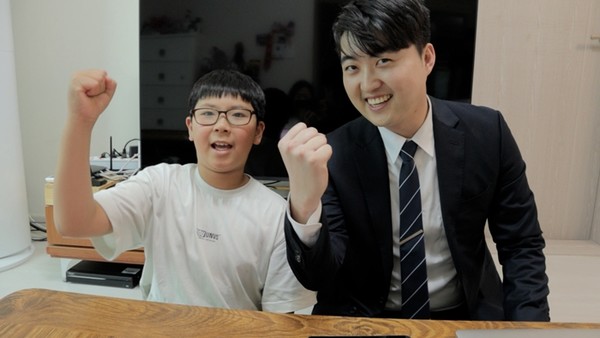 바인그룹이 KBS1 시사다큐 프로그램 '동행' 496회(2025.3.1. 방영)에서 김대겸 군에게 역사 및 한국사 학습을 지원. / 사진 = 바인그룹 제공