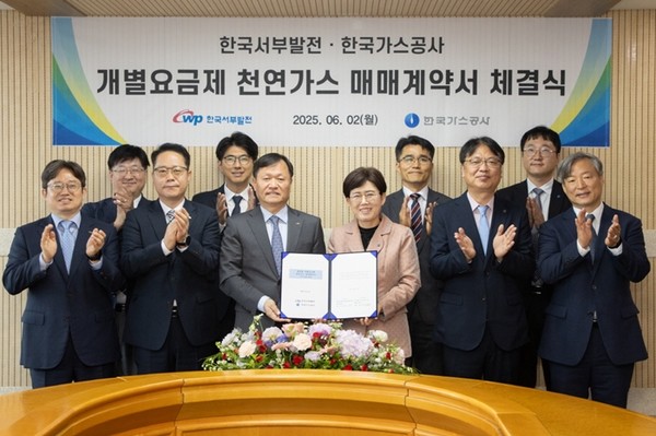 최연혜 한국가스공사 사장과 이정복 한국서부발전 사장이 2일 서울 중구 LNG비지니스허브에서 발전용 개별요금제 천연가스 매매계약을 체결하고 있다. / 사진 = 한국가스공사 제공