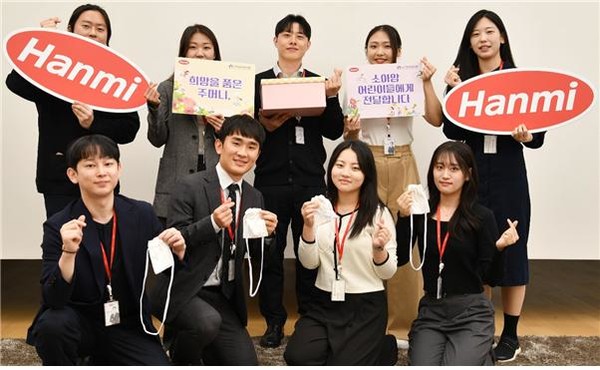 한미사이언스와 한미약품 직원들이 소아암 환아를 위한 응원의 마음을 담아 손수 제작한 ‘히크만 주머니’를 들고 기념촬영을 하고 있다. / 사진 = 한미그룹 제공