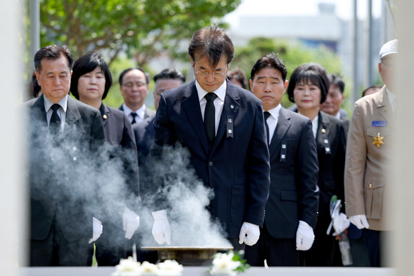 이동환 고양특례시장이 제70회 현충일 추념식에서 순국선열과 호국영령을 위해 묵념하고 있다./ 사진 고양시