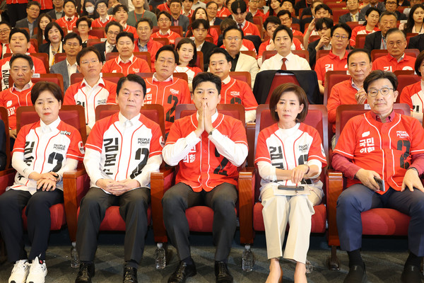 대선일인 6월 3일 국민의힘 의원들이 국회 도서관에 마련된 제21대 대통령선거개표상황실에서 출구조사 결과를 지켜보고 있다.  사진 / 뉴시스