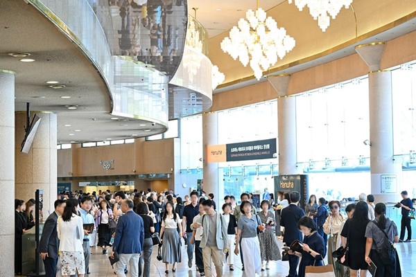 2025년 6월 6일, 6월 8일 양일간 서울 예술의전당에서 열린 한화클래식 2025, 소프라노 파트리샤 프티봉과 아마릴리스 앙상블의 공연이 성황리에 막을 내렸다. 예술의전당에서 공연 관람을 기다리는 관객들의 모습. / 사진 = 한화그룹 제공