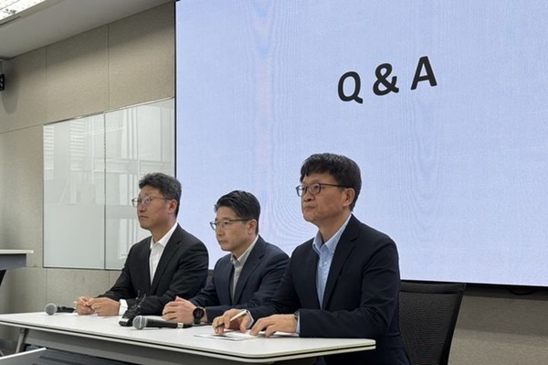 SK텔레콤은 유심 해킹 사고에 대응해 유심 교체 상황을 발표하는 일일브리핑을 진행했다. 김희섭 PR센터장, 임봉호 MNO사업부장, 류정환네트워크인프라센터장. /  사진 = SK텔레콤 제공