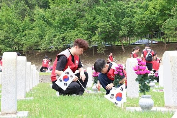 롯데건설 '샤롯데 봉사단'이 국가유공자 보훈가정을 위한 응원카드를 작성하고 기부 물품을 포장하고 있다. / 사진 = 롯데건설 제공