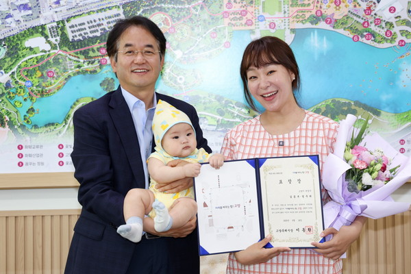 개그우먼 정주리 씨 출산장려 유공 표창 수여/ 사진 고양시