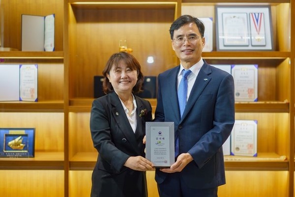 김재경 한국토지주택공사(LH) 경영관리본부장(오른쪽)이 지난 19일 LH 진주 본사에서 김지현 경남서부보훈지청장으로부터 국가보훈부장관 감사패를 받은 뒤 기념사진을 촬영하는 모습. / 사진 = LH 제공