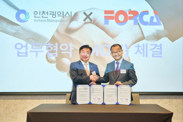 왼쪽부터 윤원석 인천경제자유구역청장, 서영훈 한국외국기업협회 회장(사이언스코 대표)/ 사진 인천시