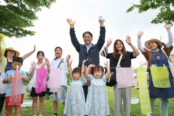 이동환 고양례시장이 제30회 환경의 날 기념행사‘고양,자연과 닿다’에 참석해 시민들과 함께 손을 흔들고 있다./ 사진 고양시