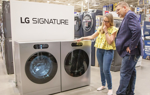 LG전자 고객이 로우스 매장에 전시된 'LG 시그니처' 세탁기 및 건조기 제품을 둘러보는 모습.  / 사진 = LG전자 제공