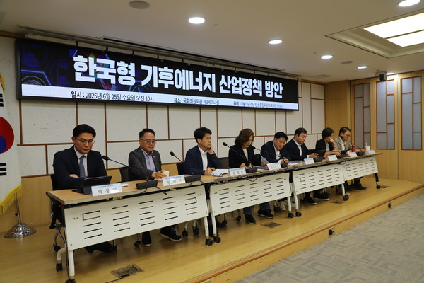 더불어민주당 탄소중립위원회(위원장 위성곤 의원)는 25일 오전 10시 국회의원회관 제3세미나실에서 '한국형 기후에너지 산업정책 방향 토론회'를 개최했다.      사진/위성곤 의원