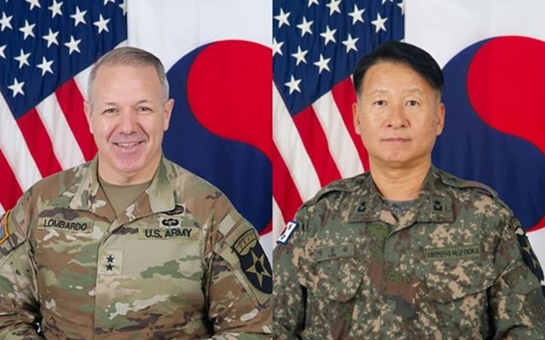 26일 잠실 SSG-두산전 시구자 찰스 롬바르도(왼쪽) 미 2사단장과 시타자 이운장 한미연합사단협조단장.  / 사진 = 두산 제공