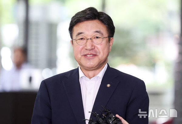 윤호중 행정안전부 장관 후보자가 30일 오전 서울 종로구 광화문플래티넘빌딩에 마련된 인사청문회 준비 사무실로 출근하며 취재진의 질문에 답변하고 있다.     사진/뉴시스