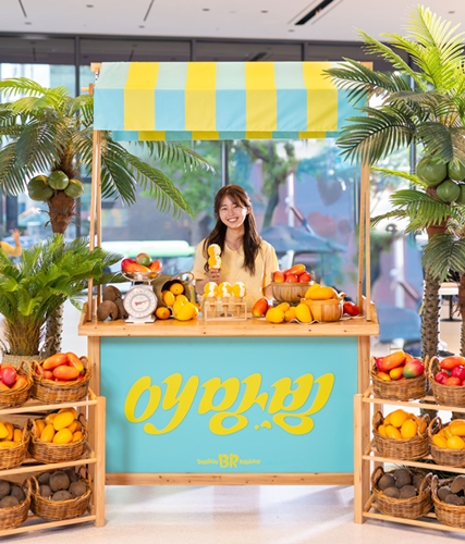 27일 '워크샵 by 배스킨라빈스' 매장에서 열린 7월 이달의 맛 ‘애망빙 언텁쇼’에서 소비자가 트로피컬 무드 포토존을 즐기고 있다. / 사진 = 배스킨라빈스 제공