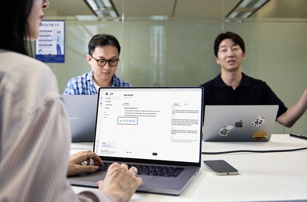 SKT가 30일 AI 서비스 '에이닷'에 회의나 강의 등의 상황에서 음성을 자동으로 적고, 요약하고 정리하는 '노트' 서비스와 사용자의 일상을 종합 분석해 자연스럽게 사용자에게 필요한 정보를 제공하는 '브리핑' 서비스 등 2종의 AI 서비스를 베타 버전으로 출시했다. / 사진 = SKT 제공