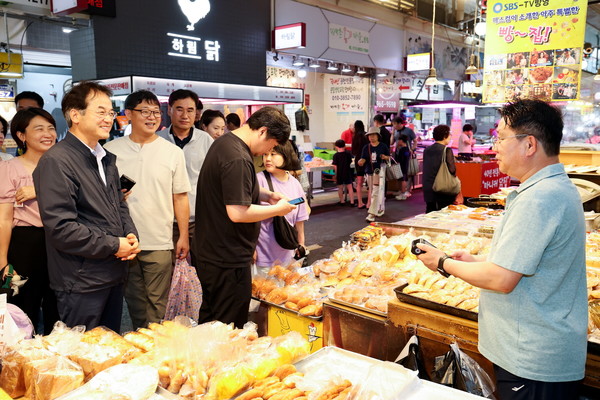 이동환 고양특례시장과 직원들이 원당시장 상인들과 인사를 나누고 있다./ 사진 고양시