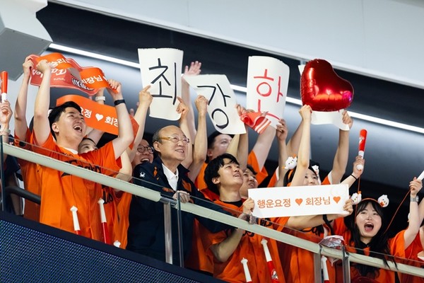 한화그룹 김승연 회장이 임직원들과 함께 경기를 관람하고 있다. / 사진 = 한화그룹 제공