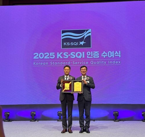 지난 3일 서울 롯데호텔에서 열린 2025 KS-SQI(한국서비스품질지수) 인증 수여식에서 DB손해보험 박권일 본부장(왼쪽)과 한국표준협회 문동민 회장이 기념촬영을 하고 있다. / 사진 = DB손해보험 제공