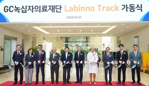 허일섭 GC(녹십자홀딩스) 회장(왼쪽에서 다섯 번째), 지안 안드레아 페드라치니(Gian Andrea Pedrazzini) 인펙코(Inpeco) 회장(왼쪽에서 여섯 번째), 킷 탕(Kit Tang) 로슈 코리아 대표(오른쪽에서 세번째), 이상곤 GC녹십자의료재단 대표원장(오른쪽에서 두번째)이 가동식에서 리본 컷팅을 하고 있다. / 사진 = GC녹십자의료재단 제공