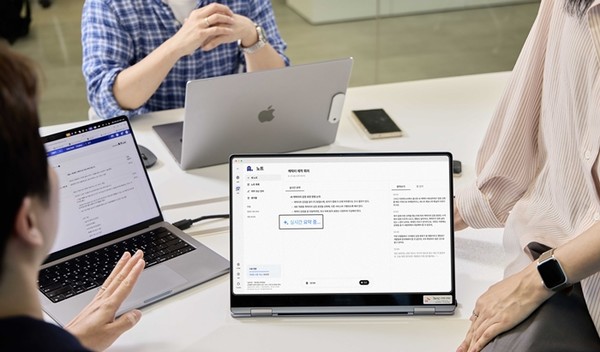 SKT 모델이 에이닷 ‘노트’ 앱 버전 요약 기능을 사용하는 모습. / 사진 = SKT 제공