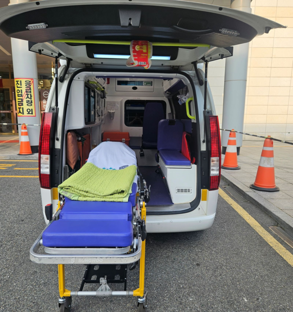 와상장애인의 진료 목적의 병원 이동을 지원하는 구급차/ 사진 인천시