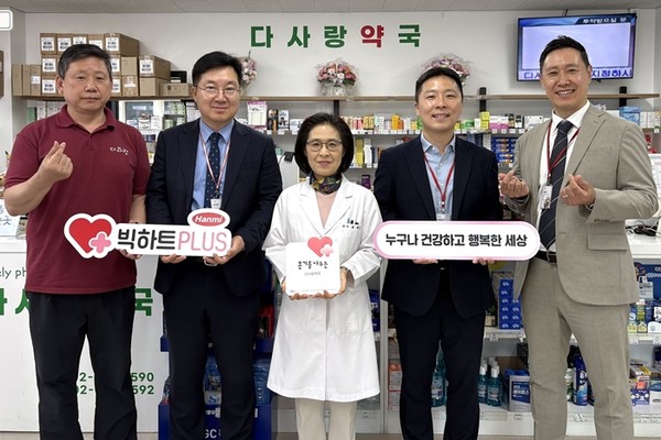 토성이의 사연을 소개한 서울 송파구 소재 윤희정 다사랑약국 약사(가운데)와 한미그룹 임직원들이 '빅하트PLUS' 현판 전달식 후 기념촬영을 하고 있다. / 사진 = 한미그룹 제공