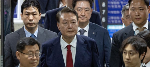 지난 9일 윤석열씨가 서초구 서울중앙지법에서 열린 직권남용 등 혐의 영장실질심사(구속 전 피의자 심문)를 마친 뒤 대기 장소인 서울구치소로 이동하기 위해 법원을 나서고 있다.  사진 / 뉴시스