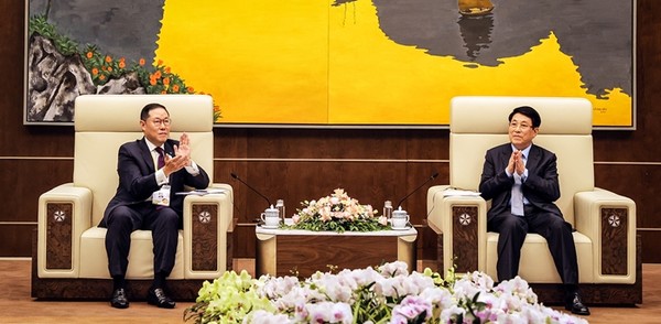 조현상 HS효성 부회장이 15일 베트남 하이퐁에서 르엉 끄엉(Luong Cuong) 베트남 국가주석을 만나 한국과 베트남 경제교류 확대와 APEC 정상회담의 성공적인 개최에 대한 의견을 나눴다. / 사진 = HS효성 제공