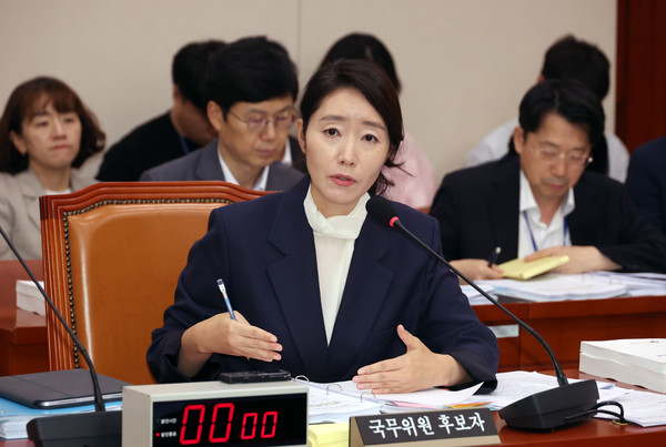 강선우 여성가족부 장관 후보자가 지난 14일 서울 여의도 국회에서 열린 여성가족위원회의 인사청문회에서 의원 질의에 답하고 있다.    사진/뉴시스