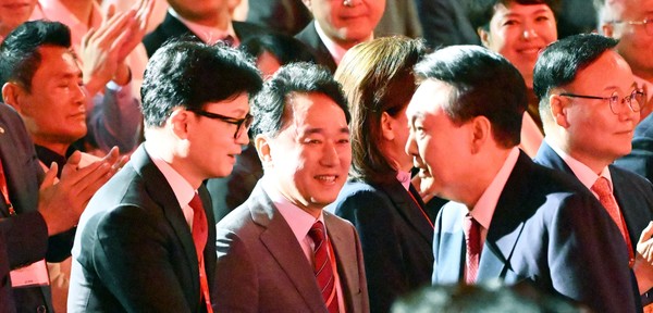 지난 해인 24년 경기 고양 킨텍스에서 열린 제4차 국민의힘 전당대회에서 한동훈 당 대표 후보와 윤석열 대통령이 인사하고 있다. (공동취재) 2024.07.23.