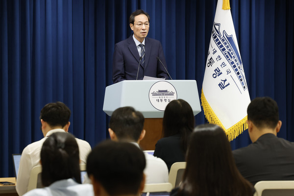 우상호 정무수석이 28일 서울 용산 대통령실에서 오는 8월 15일 광화문 광장에서 개최되는 '대통령 국민 임명식' 관련 브리핑을 하고 있다.    사진/뉴시스