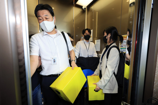 김건희 여사 관련 각종 의혹을 수사하는 김건희 특검팀(특별검사 민중기)이 28일 서울 노원구 상계동 이준석 개혁신당 대표 자택에서 압수수색을 마친 뒤 압수품을 옮기고 있다.    사진/뉴시스