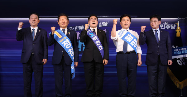 김병기(왼쪽부터) 더불어민주당 당대표 직무대행 겸 원내대표, 당대표 후보 정청래, 박찬대, 황명선 최고위원 후보, 김정호 중앙당선거관리위원장이 지난 20일 서울 여의도 더불어민주당 당사에서 열린 당대표 및 최고위원 선출을 위한 영남권 합동연설회에서 기념촬영을 하고 있다.    사진/뉴시스