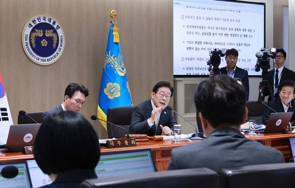 이재명 대통령이 29일 서울 용산 대통령실의 국무회의에서 참석자들과 중대재해 반복 발생 근절 대책 관련 토론을 하고 있다. 사진 / 뉴시스