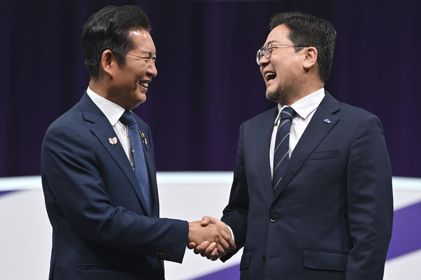 정청래, 박찬대 더불어민주당 당대표 후보가 지난 29일 오후 서울 마포구 MBC에서 열린 TV토론회에서 악수를 하고 있다.    사진/뉴시스