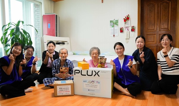 효성 임직원들이 30일 중복을 맞아 서울남부보훈지청과 함께 국가유공자 어르신들을 찾아 삼계탕과 삼계죽 세트를 전달했다. / 사진 = 효성 제공