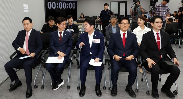 국민의힘 당대표 후보 5인이 3일 오후 서울 여의도 국민의힘 중앙당사에서 열린 제6차 전당대회 당 대표 후보자 비전대회에서 발표 준비를 하고 있다. 사진 / 뉴시스