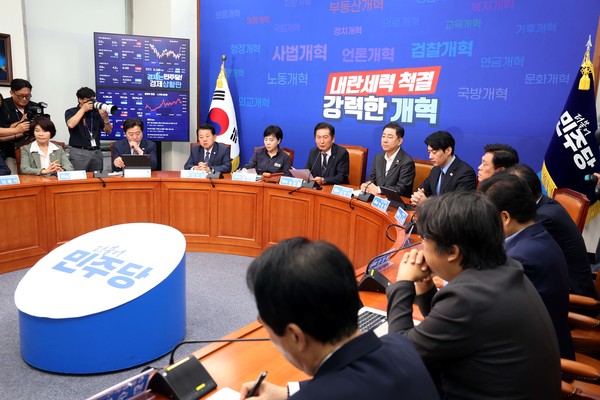 정청래 더불어민주당 대표가 6일 오전 서울 여의도 국회에서 열린 최고위원회의에서 발언을 하고 있다.   사진/뉴시스