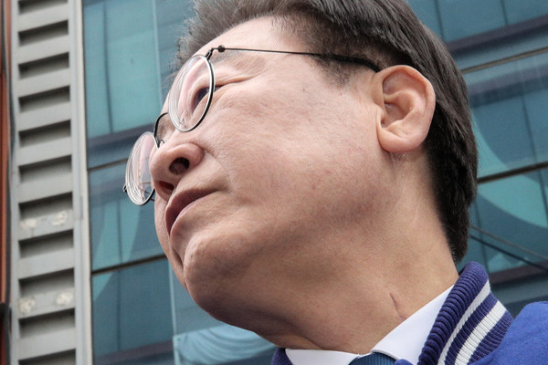 이재명 대통령이 지난 3월 19일 강원도 춘천시 중앙시장에서 발언 중 생각에 잠긴 가운데 이 대표의 목에 흉기 피습으로 생긴 흉터가 보이고 있다.      사진/뉴시스