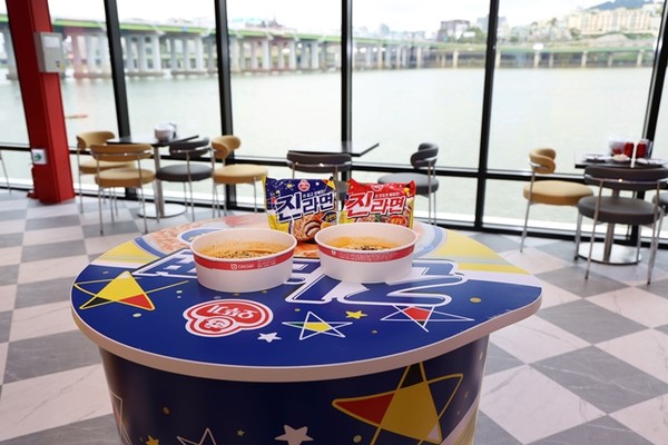 오뚜기가 한강버스 압구정 선착장에 조성한 ' 해피냠냠 라면가게 ' 전경. / 사진 = 오뚜기 제공