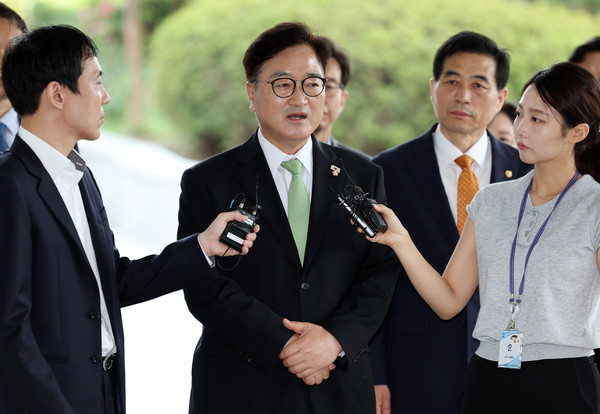우원식 국회의장이 7일 오전 서울 서초구 서울고검에 마련된 내란특검 사무실에 참고인 조사를 받기 위해 출석하며 발언하고 있다.     사진/뉴시스