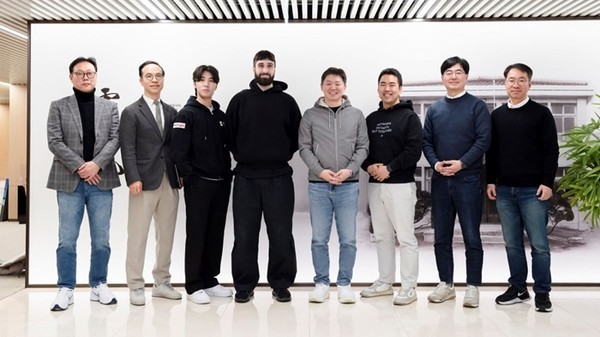 지난 3월 방한한 에이단 고메즈 코히어 CEO(왼쪽 네번째)가 삼일빌딩에서 최성환 SK네트웍스 사업총괄 사장 겸 피닉스랩 EA(왼쪽 다섯번째), 배민석 피닉스랩 대표(왼쪽 세번째) 등과 함께 기념촬영을 하고 있는 모습. / 사진 = SK네트웍스 제공