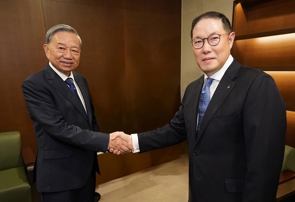 우)HS효성 조현상 부회장이 좌) 또 럼 베트남 공산당 중앙집행위원회 서기장이 11일 연세대학교 명예박사 수여식에서 만나 기념촬영을 하고 있다. / 사진 = HS효성 제공